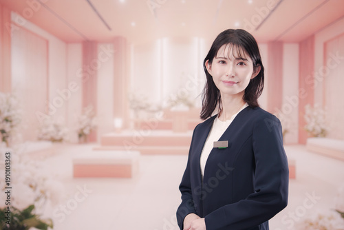 葬儀会社で接客をする若い女性スタッフ