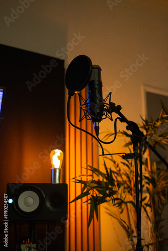 Microphone de studio avec éclairage chaleureux dans un home studio moderne