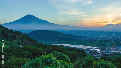 富士山と日の出（タイムラプス・ズームアウト）　静岡県富士市岩淵にて