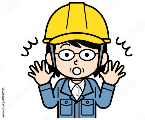 驚いているヘルメットをかぶった現場監督の中年女性