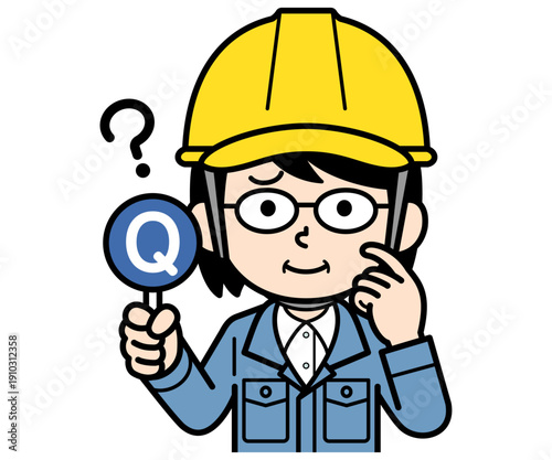 Qの札を持つヘルメットをかぶった現場監督の中年女性