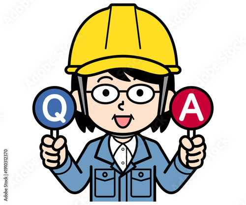 Q＆Aの札を持ったヘルメットをかぶった現場監督の中年女性
