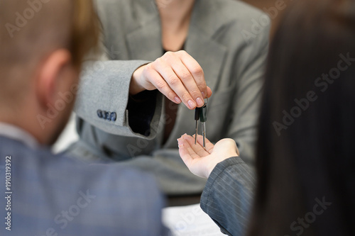 Fotografie Real estate agent handing house keys to new property owners