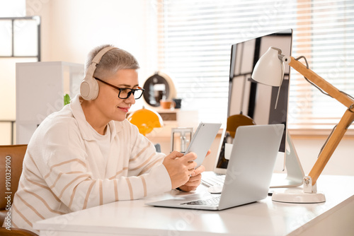Female programmer working w...