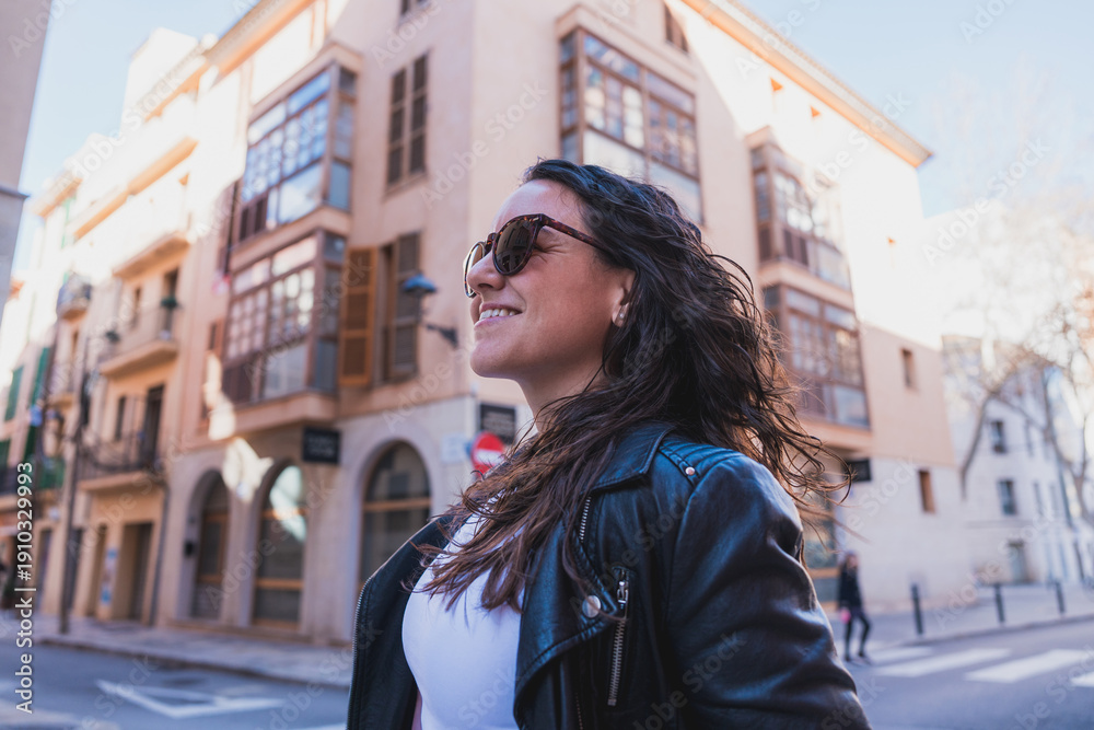 Obraz premium Woman smiling enjoying modern urban city lifestyle