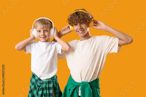Cute brothers with headphon...