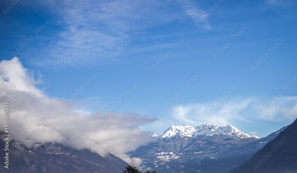 Fototapeta premium nebbia in montagna