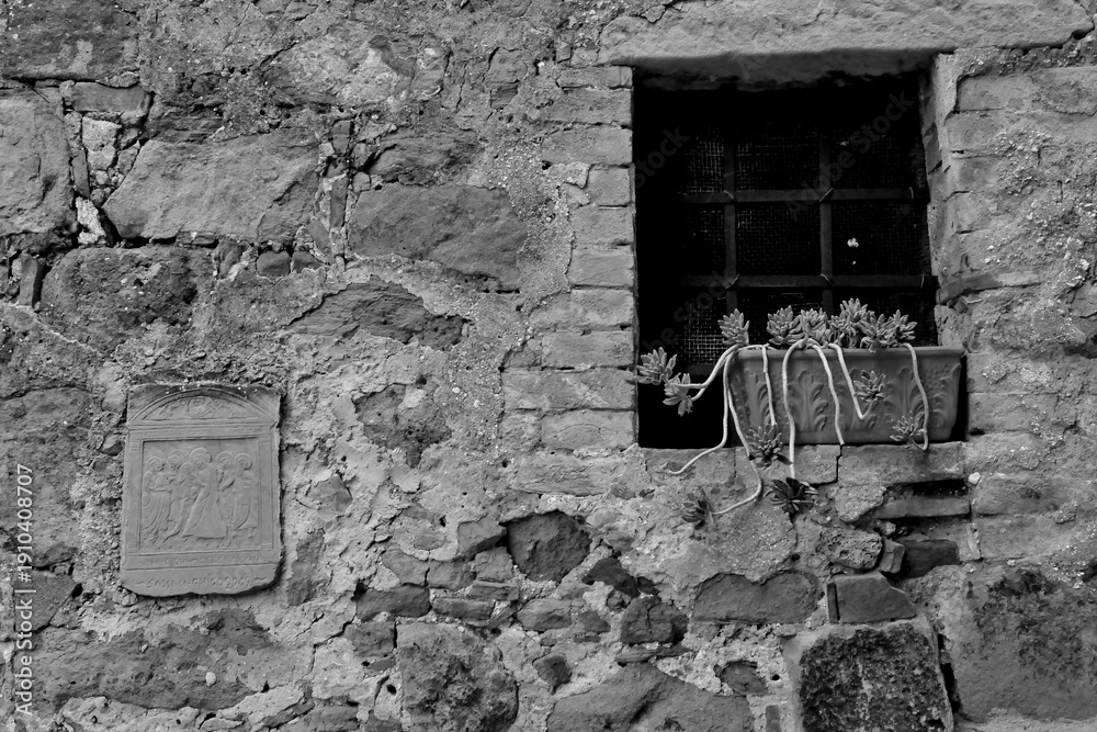 Fototapeta premium Borghi toscani in bianco e nero. I vicoli medievali del borgo di Montisi nella regione delle Crete Senesi, in provincia di Siena. Toscana, Italia