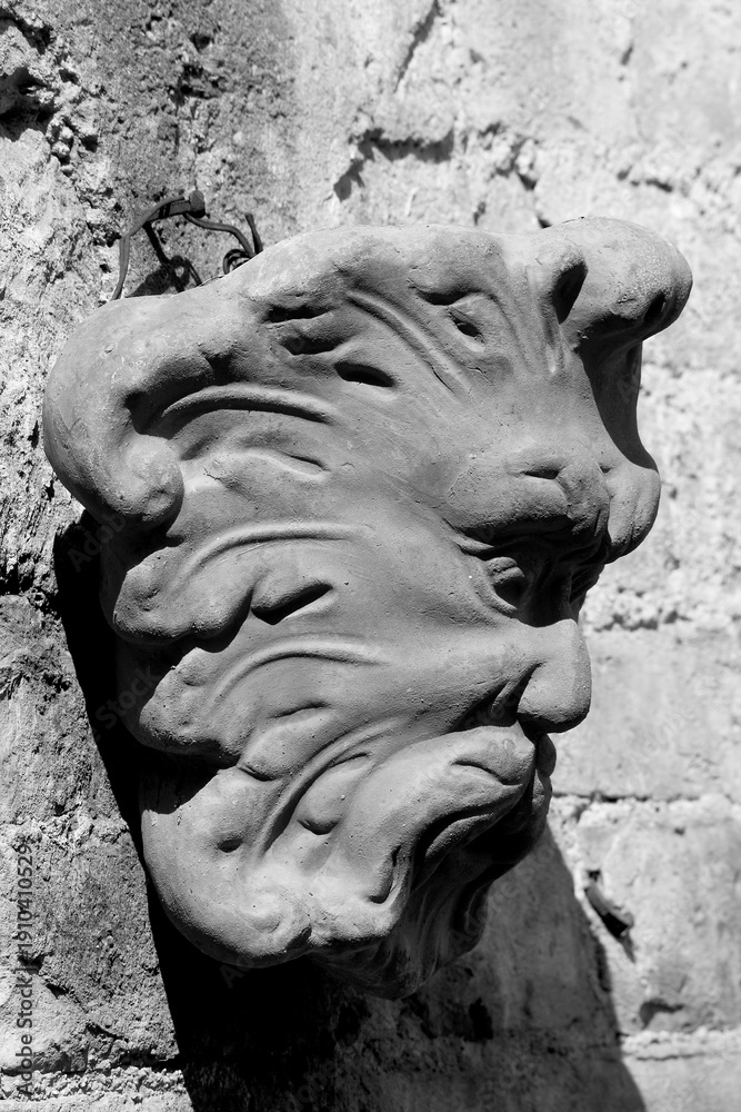 Fototapeta premium Borghi toscani in bianco e nero. I vicoli medievali del borgo di Montisi nella regione delle Crete Senesi, in provincia di Siena. Toscana, Italia