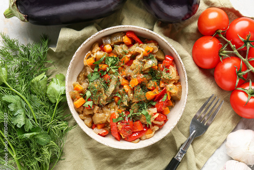 Foto Bowl of vegetable stew with ingredients on green napkin