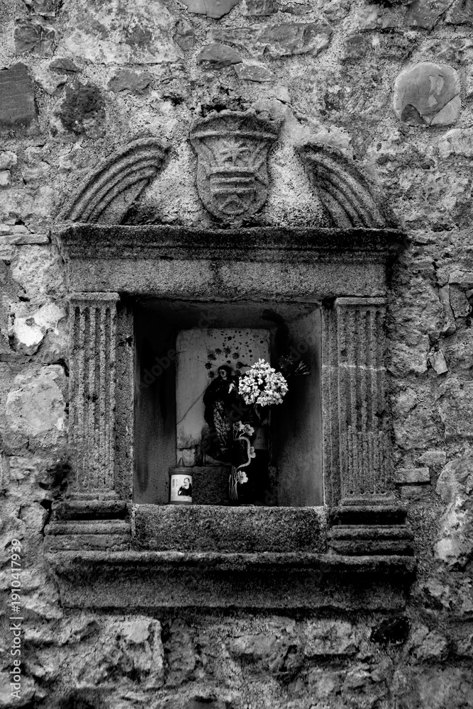 Fototapeta premium Borghi toscani in bianco e nero. L'architettura medievale dei borghi toscani, caratterizzata da pietra, cotto, riflette il periodo comunale con cinte murarie, torri, vicoli stretti e piazze. Italia. 
