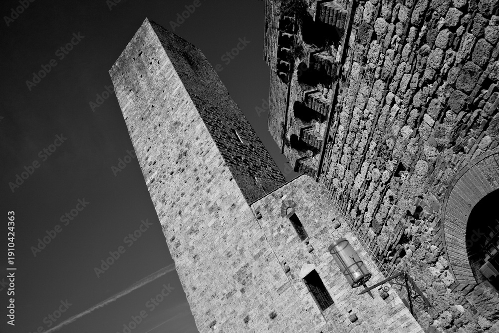 Fototapeta premium Borghi toscani in bianco e nero. La città turrita di San Giminiani ancora preservata dentro le antiche mura da cui svettano decine di torri. Siena,Toscana. Italia