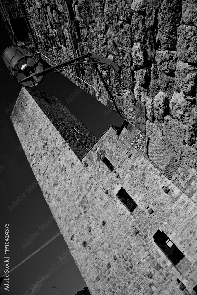 Fototapeta premium Borghi toscani in bianco e nero. La città turrita di San Giminiani ancora preservata dentro le antiche mura da cui svettano decine di torri. Siena,Toscana. Italia