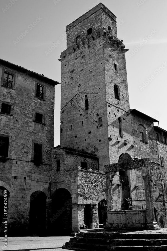 Fototapeta premium Borghi toscani in bianco e nero. La città turrita di San Giminiani ancora preservata dentro le antiche mura da cui svettano decine di torri. Siena,Toscana. Italia