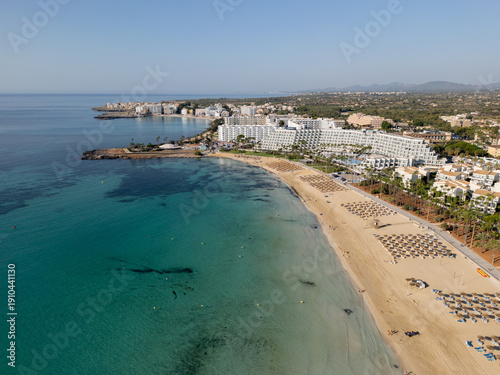 imagen aérea de la playa Cala Millor en Mallorca con hoteles y aguas turquesas
