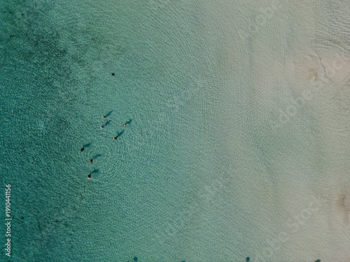 imagen aérea cenital de la playa Cala Millor en Mallorca con turistas y aguas turquesas