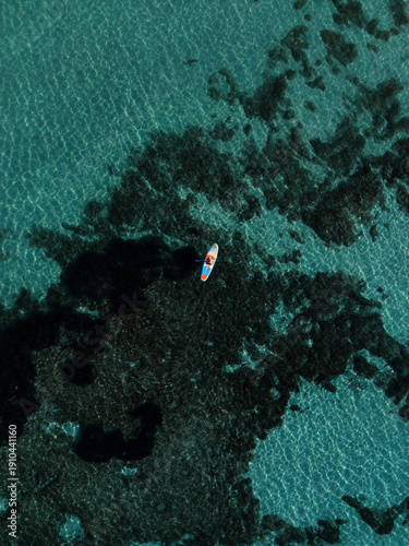 Fotografie imagen aérea cenital de la playa Cala Millor en Mallorca con una persona haciend