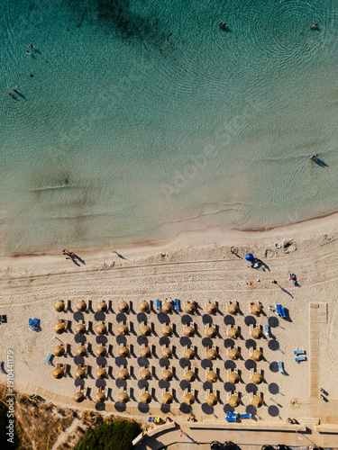 imagen aérea cenital de la playa Cala Millor en Mallorca con turistas, hamacas, sombrillas y aguas turquesas
