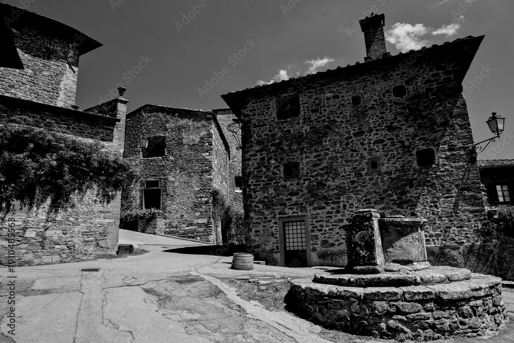 Fototapeta premium Borghi toscani in bianco e nero. Il borgo medievale di Volpaia circondato dai vigneti nella regione del Chianti Senese, Siena,Toscana. Italia