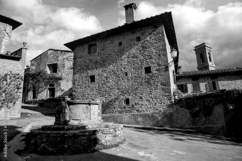 Obraz premium Borghi toscani in bianco e nero. Il borgo medievale di Volpaia circondato dai vigneti nella regione del Chianti Senese, Siena,Toscana. Italia