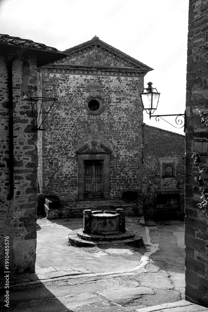 Obraz premium Borghi toscani in bianco e nero. Il borgo medievale di Volpaia circondato dai vigneti nella regione del Chianti Senese, Siena,Toscana. Italia