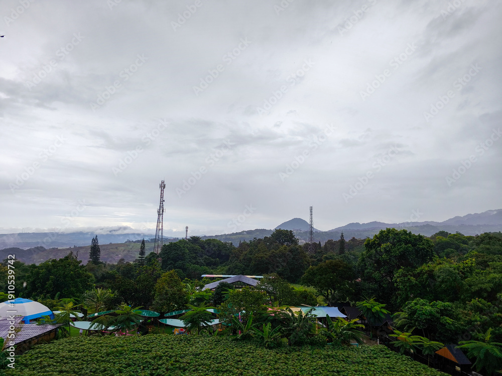 Naklejka premium Tropical Mountain Landscape with Overcast Sky