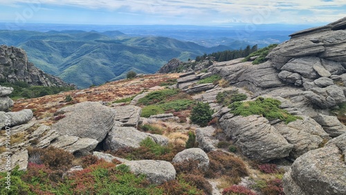 Magnifique panorama sur la plaine languedocienne depuis les chaos rocheux des crêtes du Mont Caroux (parc naturel régional du Haut-Languedoc)