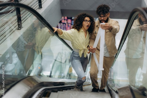 Canvas Print Couple experiencing shock from expensive shopping receipt