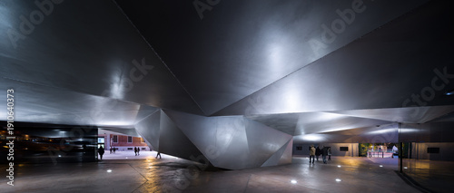 Schilderij op canvas Geometric Faceted Dark Metal Canopy in Public Space