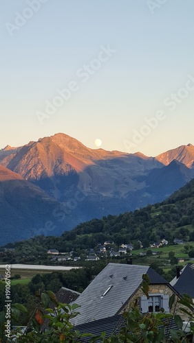 Canvastavla Magnifique coucher de soleil et le lever de lune synchronisé quelque part au-des