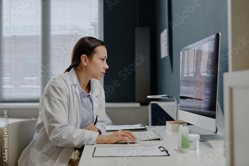 Slika na platnu Caucasian young adult woman dermatologist consulting male patient online during