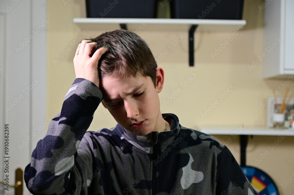 Obraz premium Headshot of a stressed teenage boy