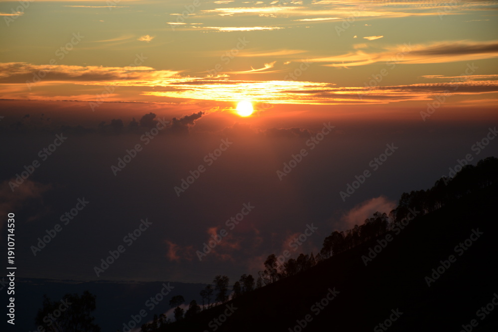 Obraz premium sunrise on top of mountain