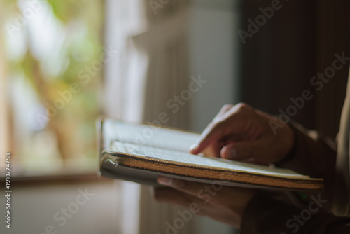 Schilderij op canvas Muslim man reading the Holy Quran book during Ramadan