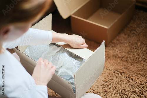 Tableau sur toile Receiving and unpacking orders