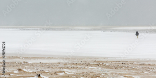 Spaziergang am Strand im Wintersturm an der Nordsee auf Borkum