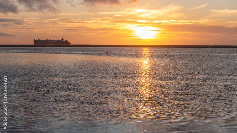 Fototapeta premium Sonnenuntergang an der Nordsee, auf dem winterlichen Borkum 