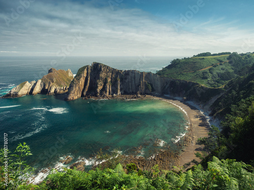 Foto Scenic Turquoise Bay and Dramatic Cliffs at Playa del Silencio, Asturias