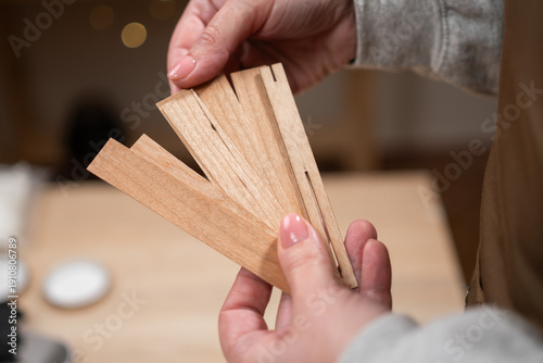 Εκτύπωση καμβά female hands holding wooden wick for candle making at the table.