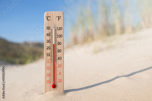 Fotografía Wooden celsius and fahrenheit scale thermometer in the sand