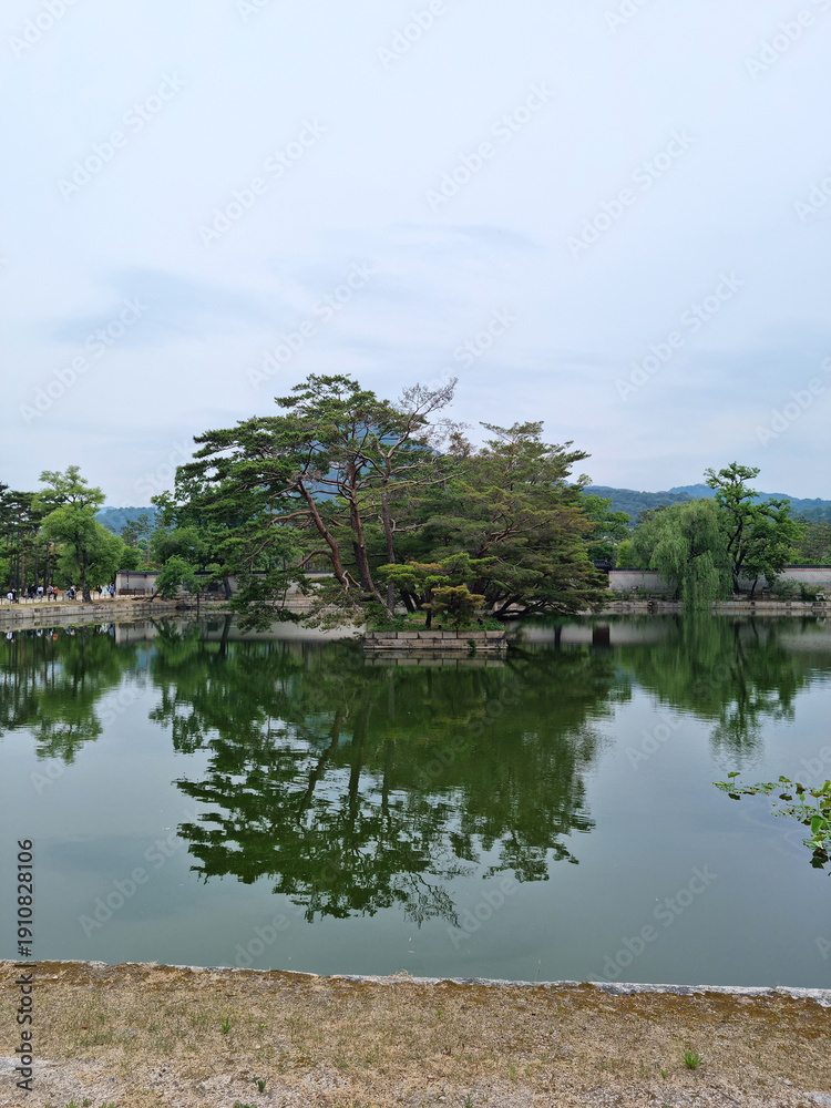 Obraz premium It is a lake in Gyeongbokgung Palace.