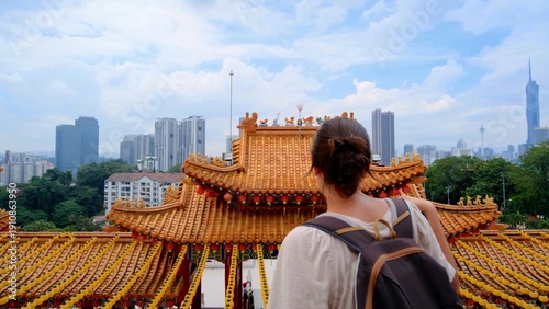Photography Female tourist exploring thean hou temple in kuala lumpur, malaysia, admiring th