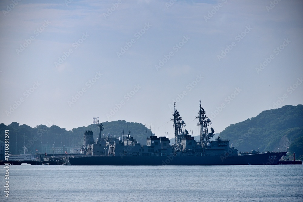 Fototapeta premium 【神奈川】横須賀 ヴェルニー公園から見たイージス艦