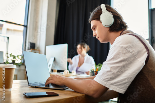 Foto Collaboration in a lively office boosts creativity and teamwork among colleagues