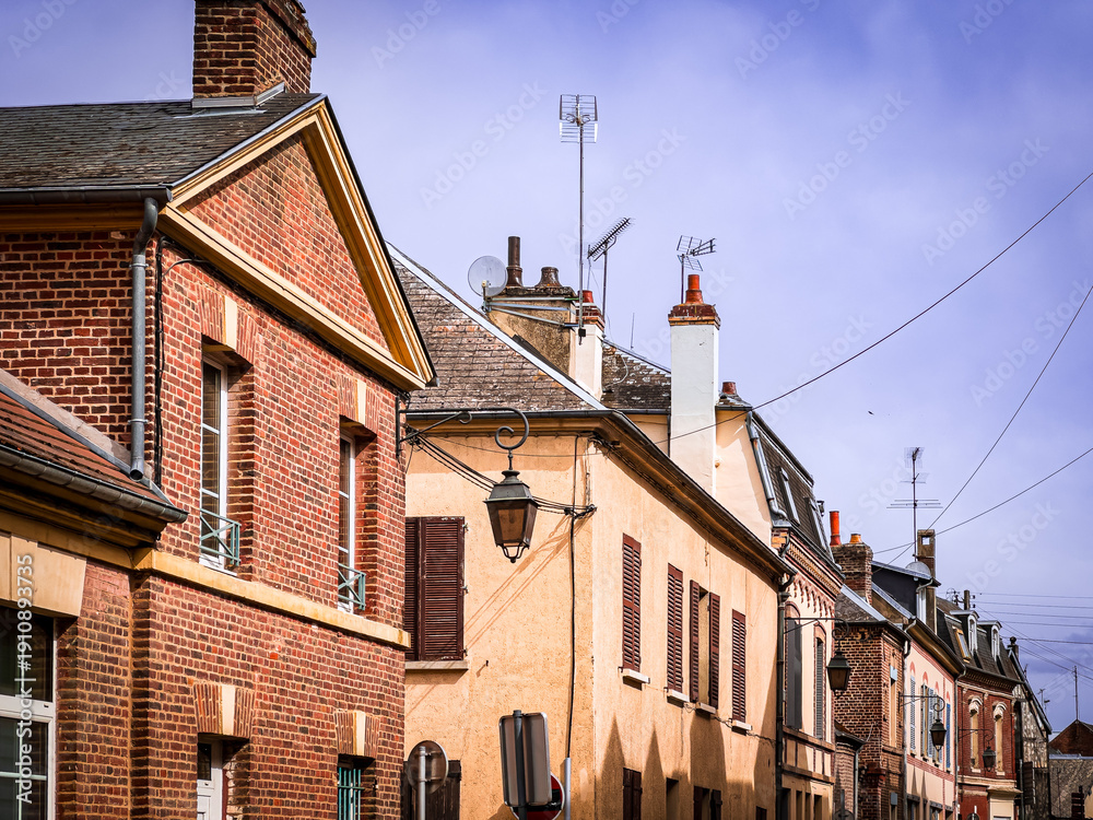 Obraz premium Antique building view in Meru, France.