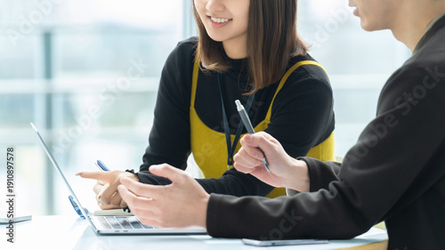 Photos ノートパソコンを見ながら業務内容を確認・共有するビジネスシーン, Business professionals reviewing and sharing wo