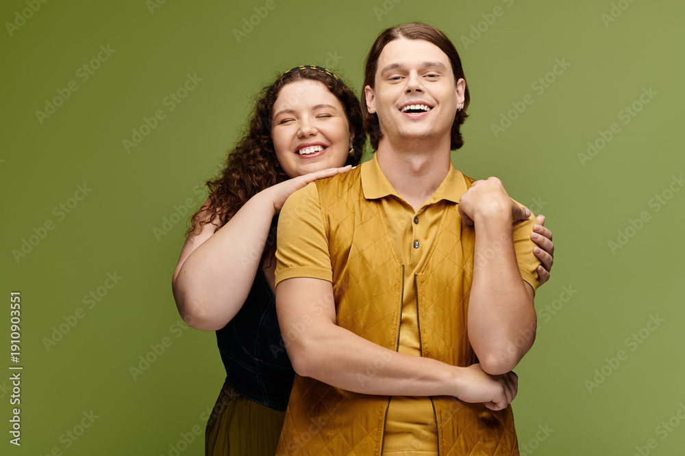 Obraz premium Joyful summer moments with friends in a vibrant green studio backdrop