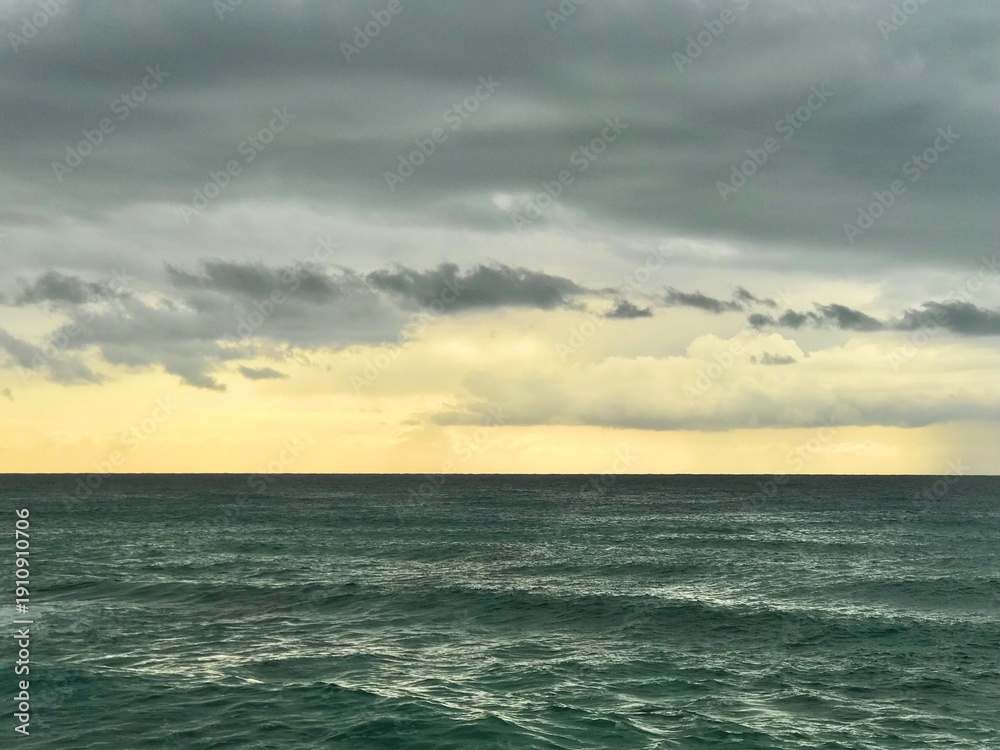 Obraz premium sunset over the sea