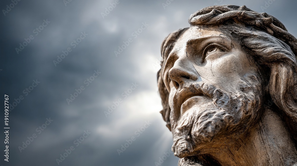 Obraz premium A statue of Jesus with a beard and a crown on his head