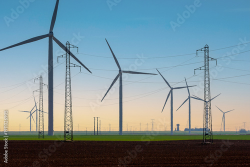 Infrastructures énergétique - Eoliennes , pylones et lignes électriques haute tension dans un paysage agricole